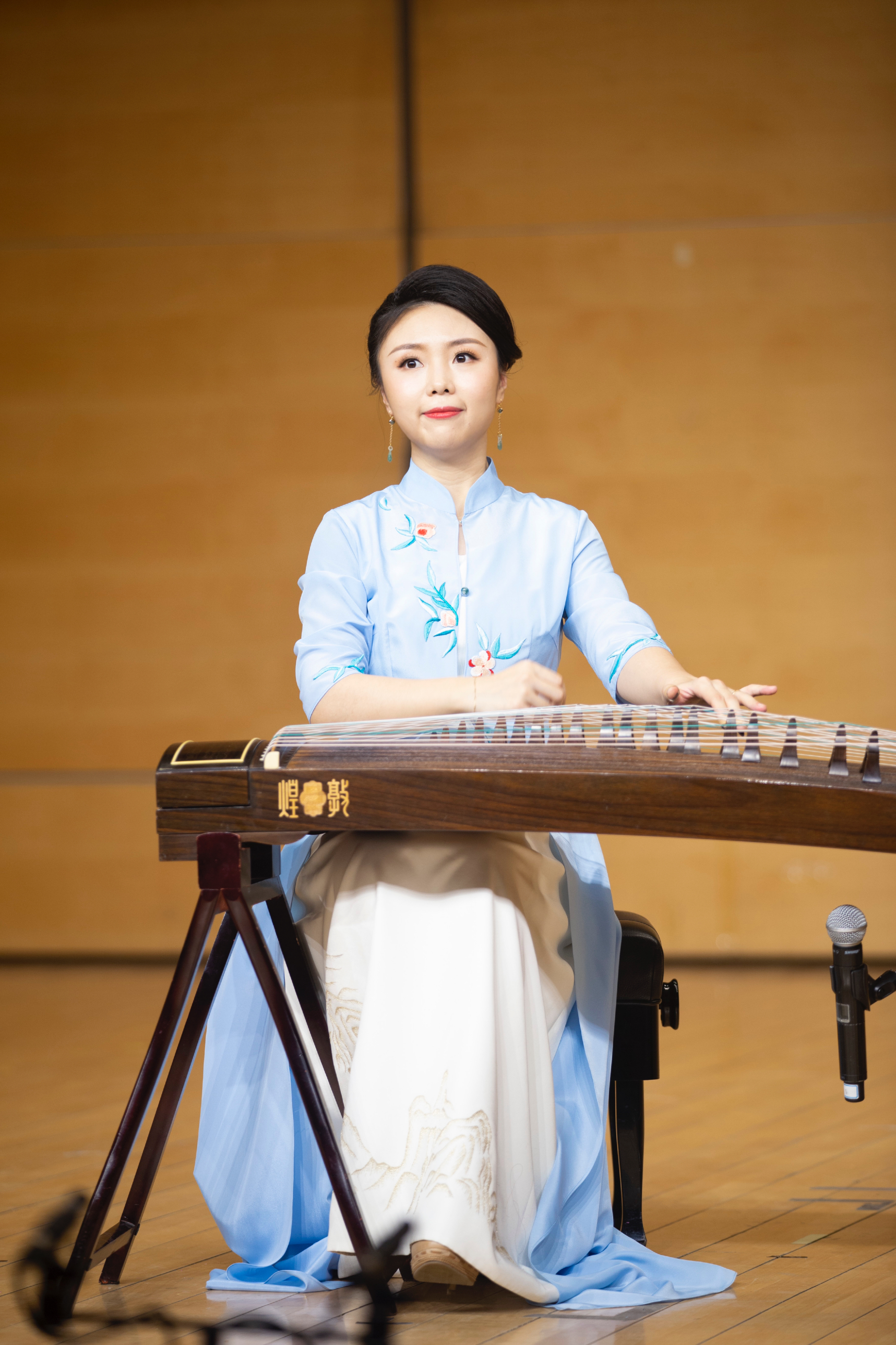  p data-id="tw139ocfs9br">姚伊新,青年古筝演奏家,第十一届"中国