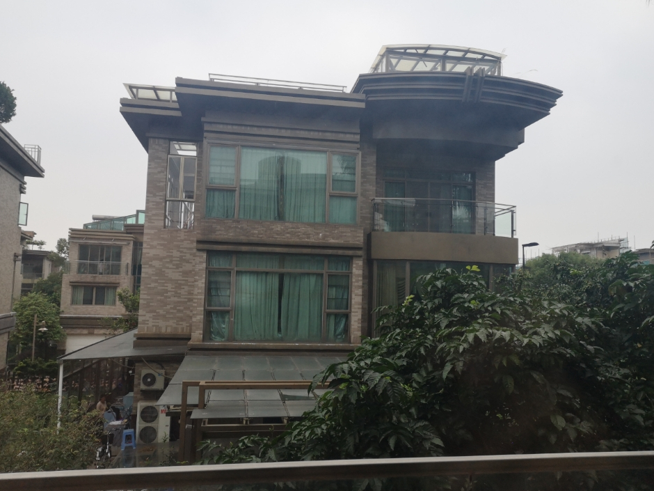  p>珊瑚湾畔蓝湖径位于广州市番禺洛溪,由和记黄埔地产(广州番禺)有限
