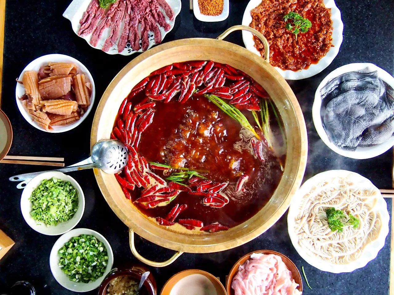  p>重庆老火锅是川渝地区传统美食之一,以 a target="_blank" href="