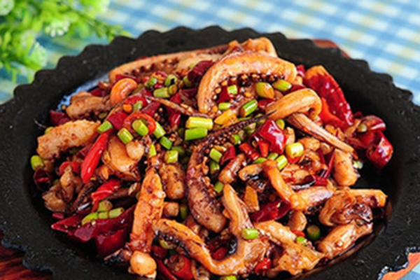  p>大连火爆鱿鱼为小吃类,是中国著名的地方风味小吃,起源于鱿鱼产地