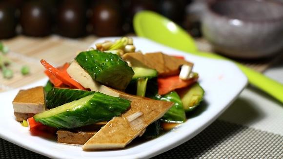 制作材料有黄瓜, a href="#" data-lemmaid="10502748">干豆腐 /a>, a