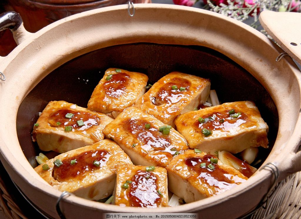  p>砂锅珍珠鸡肉豆腐是一道美食,由鸡胸脯肉,海参,鸡蛋清等原料制作而