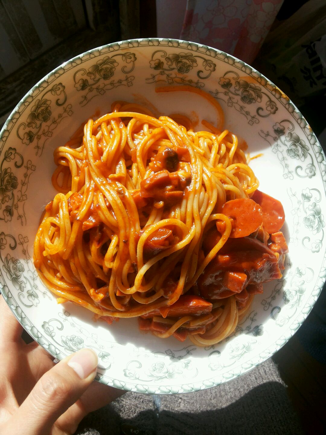 有斜管面,番茄,洋葱,大蒜,橄榄油,罗勒,盐,黑胡椒,红酒,意大利香料等