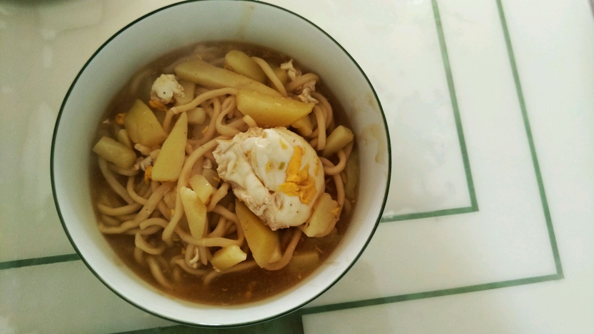  p>土豆鸡蛋热汤面是面的一种做法,用鸡蛋和土豆作为辅料做成的. /p>