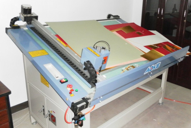 是用于切割加工十字绣装裱卡纸斜边的专用数控设备,主要用于十字绣