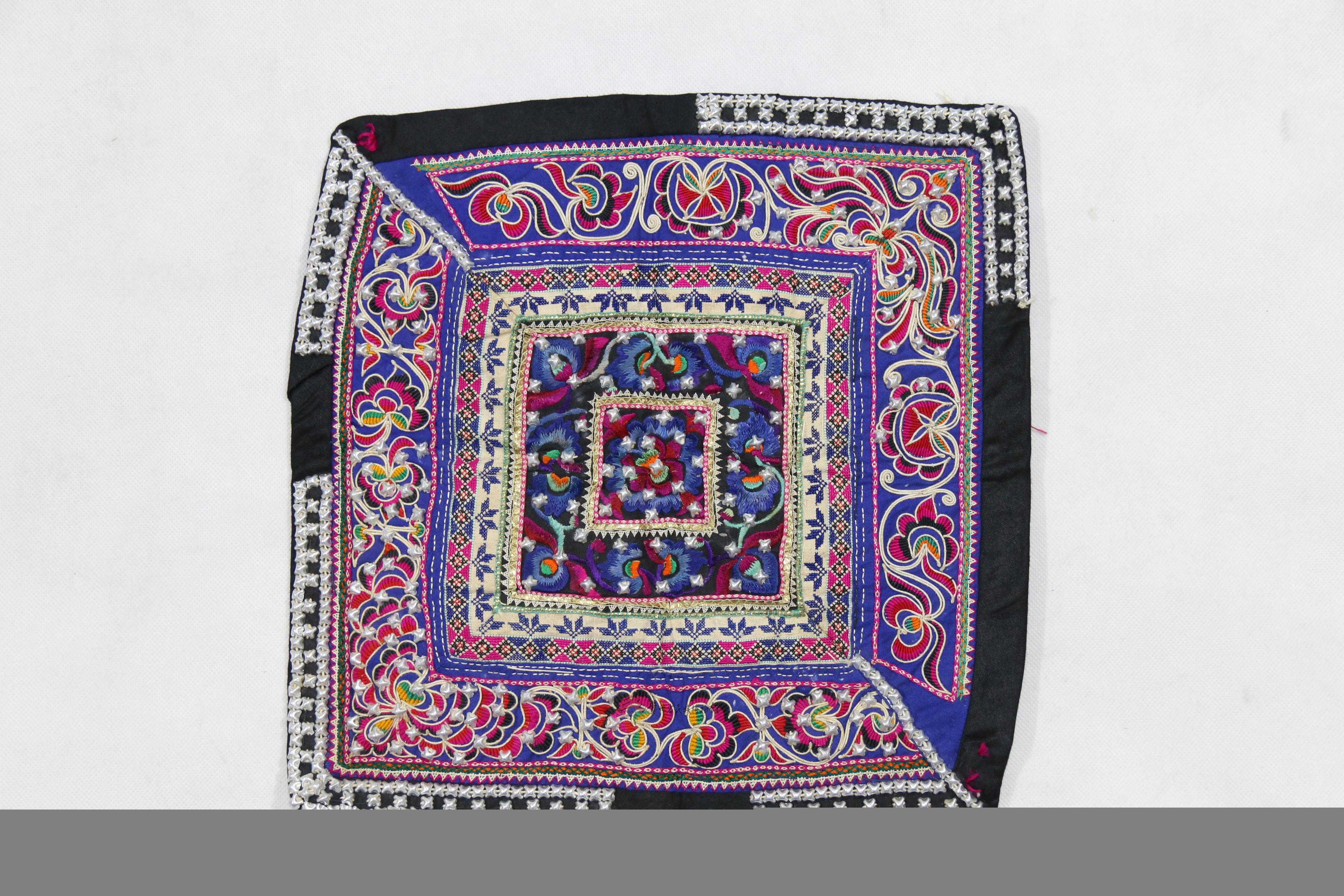 当代云南弥勒彝族方形头巾