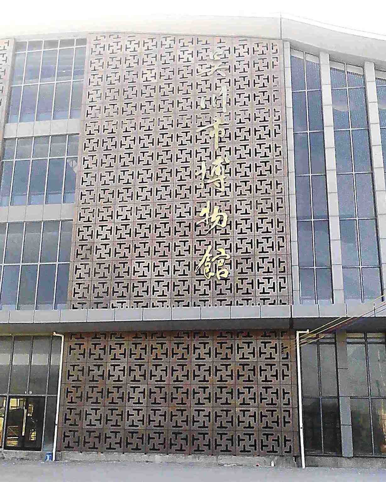  p>吴川市博物馆位于吴川市海港大道南段,海滨街道办事处对面,地处