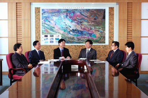  p>青海石油管理局(以下简称青海油田)是我国最早开发的油田之一.