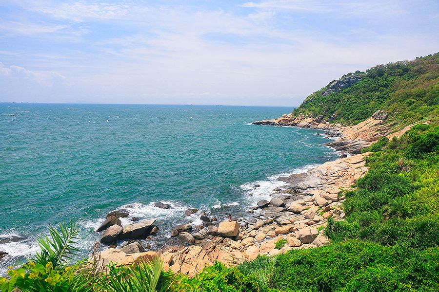  p>放鸡岛(原名湾舟岛,又名潜梦岛)是位于广东省 a target="_blank"