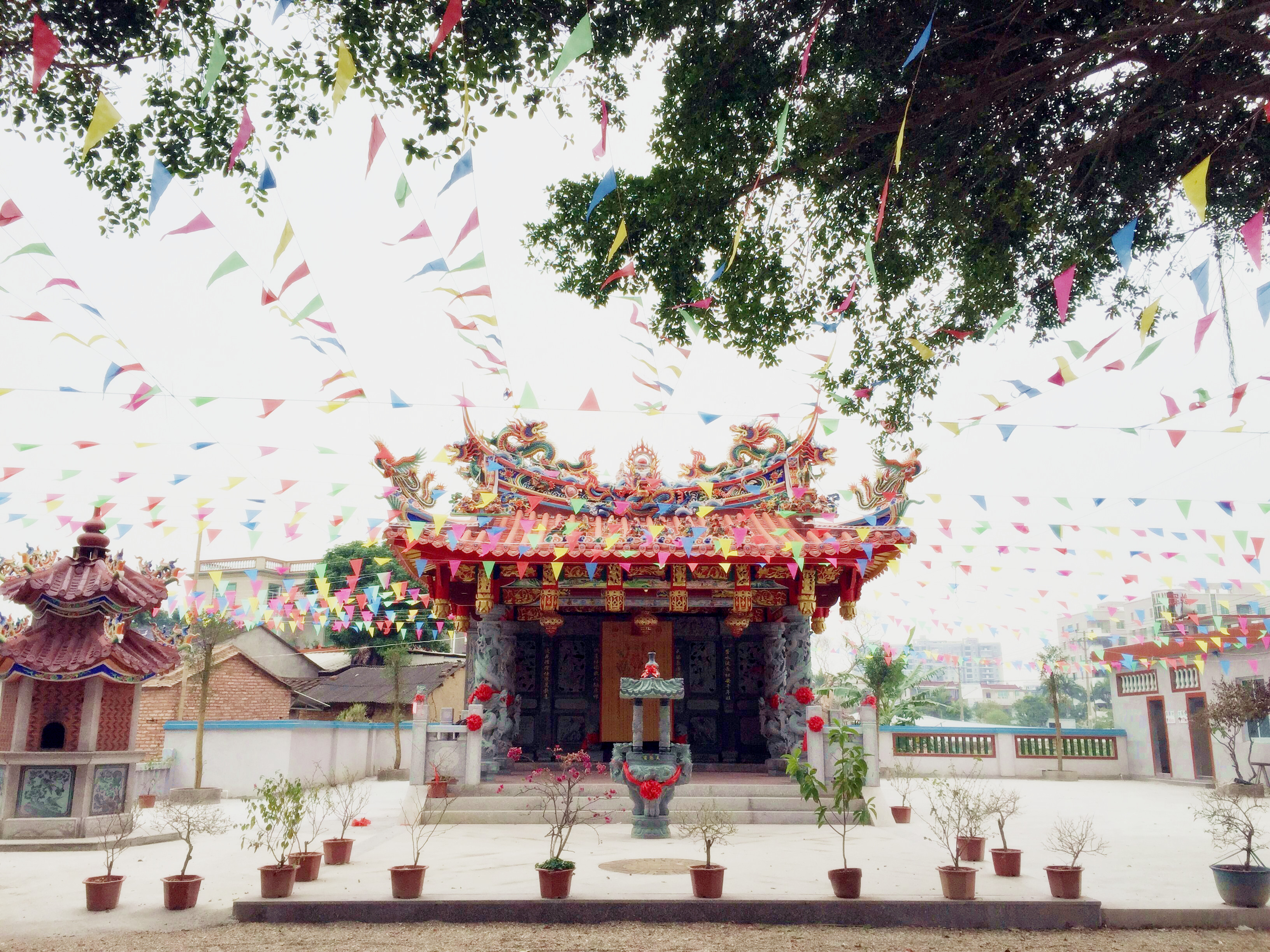  p>天池宫位于九龙江南港下,海澄镇珠浦村瀛川社也就是现在的营边社