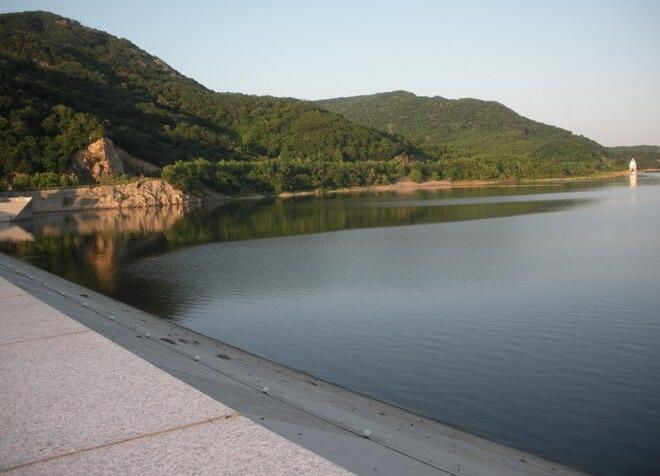 西泉眼水库是阿城的备用水源,环境优美,没有任何污染源.