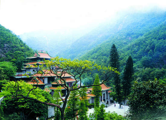 度假区位于广东省佛山南海区西南边陲,与西樵山隔江相望,由庆云洞景区