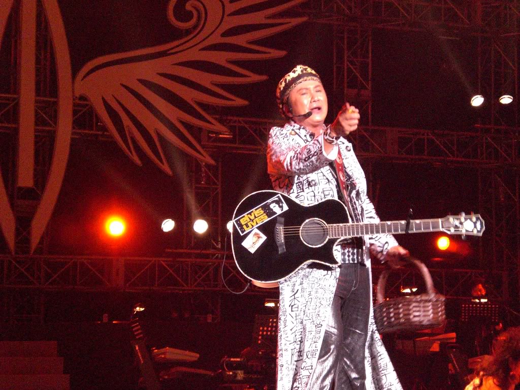  p>许冠杰,1948年9月6日出生于广东省广州市,中国香港男歌手,演员