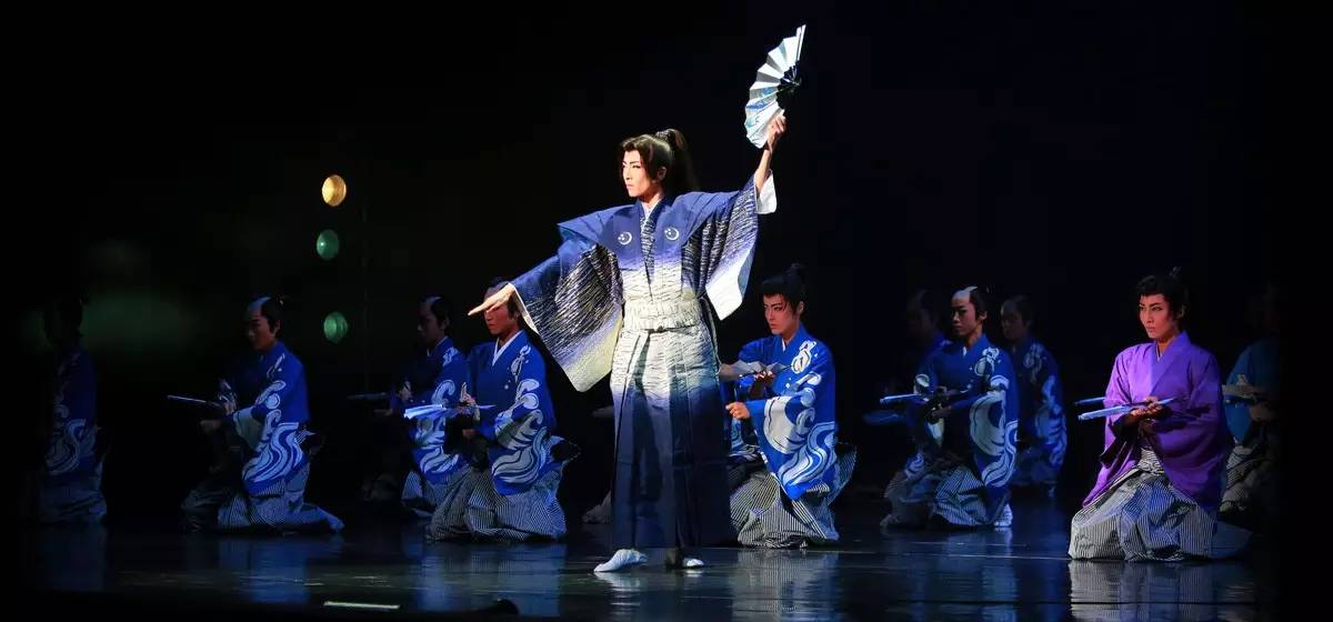 p>宝冢歌剧团(takarazuka revue company)是1914年(大正三年)由日本