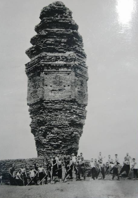  p>黑龙江塔子城辽塔,原辽代古塔,位于泰来县塔子古城西南三华里,由于