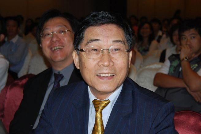 黄俊英