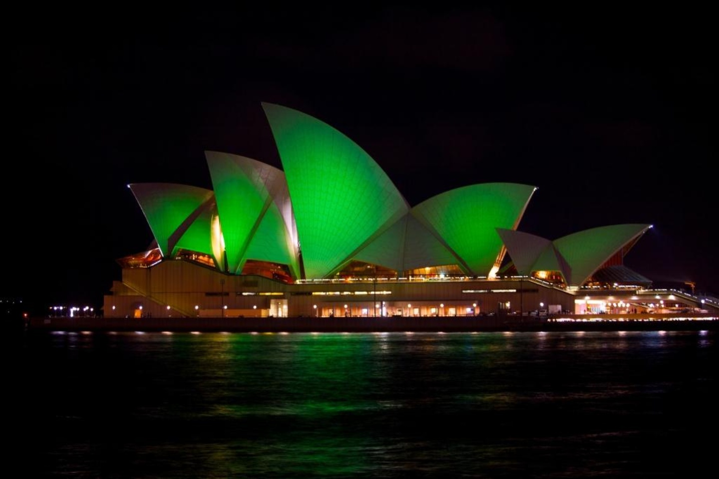  p>悉尼歌剧院(sydney opera house),位于 a target="_blank" href="