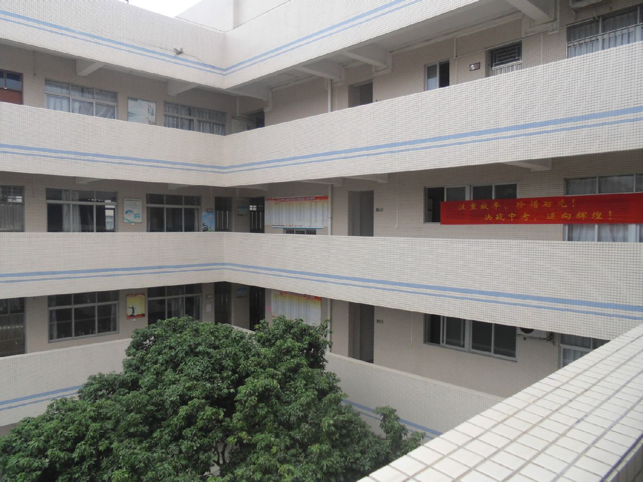 target="_blank" href="/item/中山市">中山市良都中学位于人杰