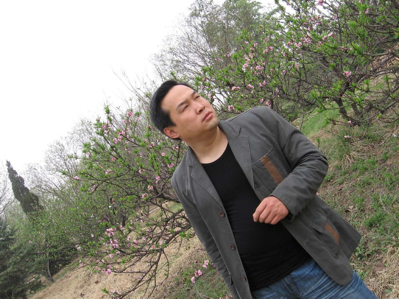 valan">张龙  男  毕业于清华大学美术学院,先后任教于石家庄栾城三中