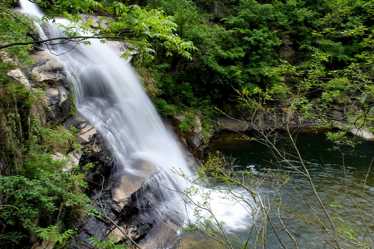 名大别山桐枧冲瀑布群,是以峡谷观光,瀑布游览为主题的自然生态风景区