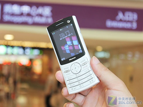 海信e300是一款外型非常简约,时尚的手机,它定位的主要人群是初级的3g