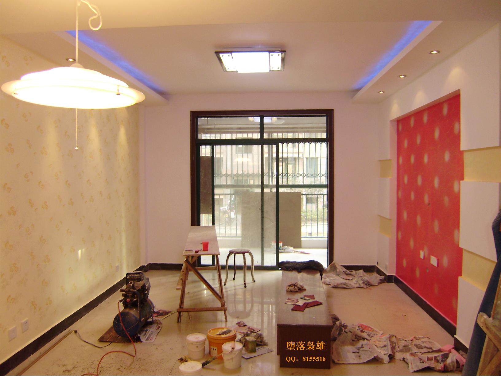 即液体壁纸是一种墙面艺术涂料,学名叫"壁纸漆",它通过专用的施工工具