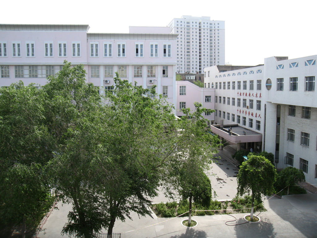  p> b>新疆师范大学附属中学 /b>建于1984年,是隶属于新疆师范大学的