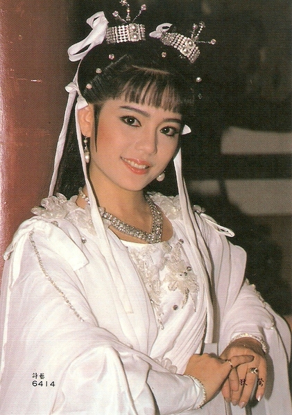  p>狄莺,1962年4月21日出生于中国台湾,本名林妙嬉,后改名为林佳璇