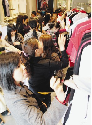  p data-id="go16xpa719">服装店是专门为大众提供各种衣服的场所,是