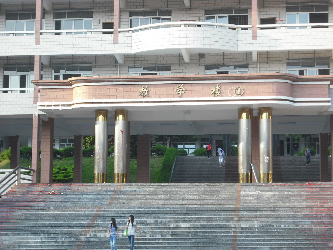  p>信宜市华侨中学创办于1957年,是信宜市"五大优质高中强校"之一,除