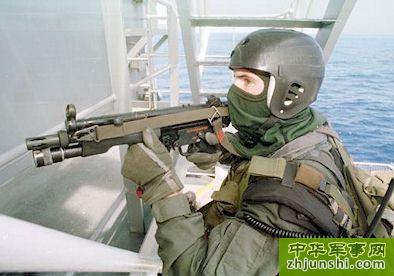  p>mp5n冲锋枪是美国海军特种部队的突击利器,这种冲锋枪由mp5a5为