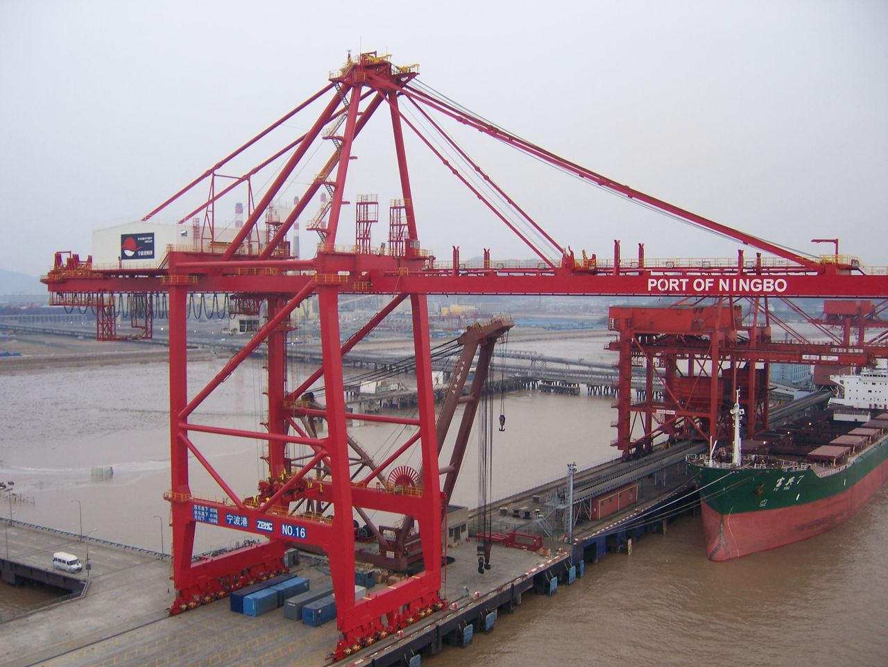  p>桥吊(traveling crane)是码头上用于进行装卸作业