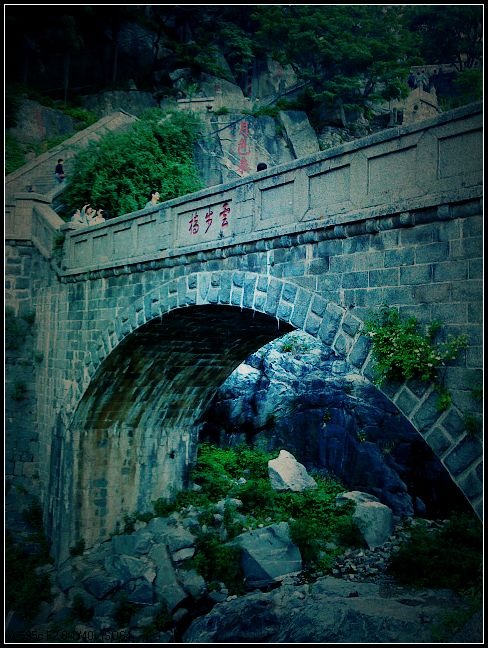  p data-id="gnbtdz29o7">泰山旅游景点之一:在快活三里北首的云步桥