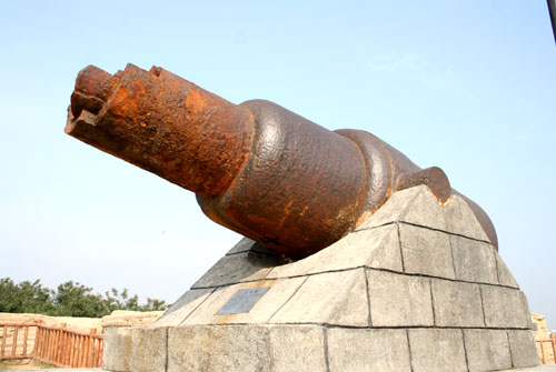  p>西炮台原名营口炮台,初名没沟营炮台,坐落于辽河入海口左岸,营口市