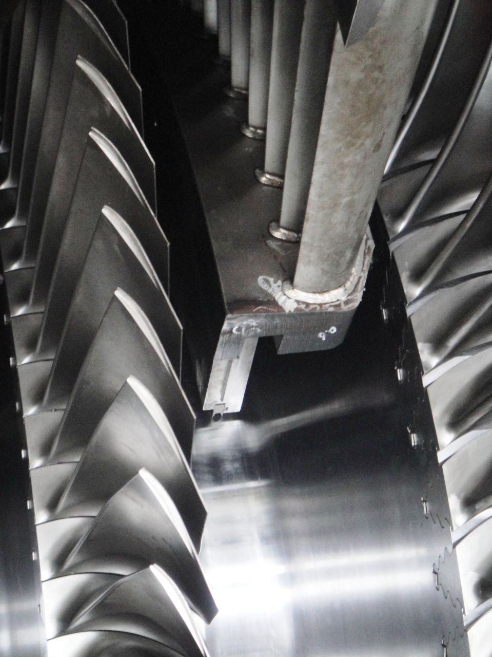 汽穿过固定喷嘴成为加速的气流后喷射到叶片上,使装有叶片排的转子