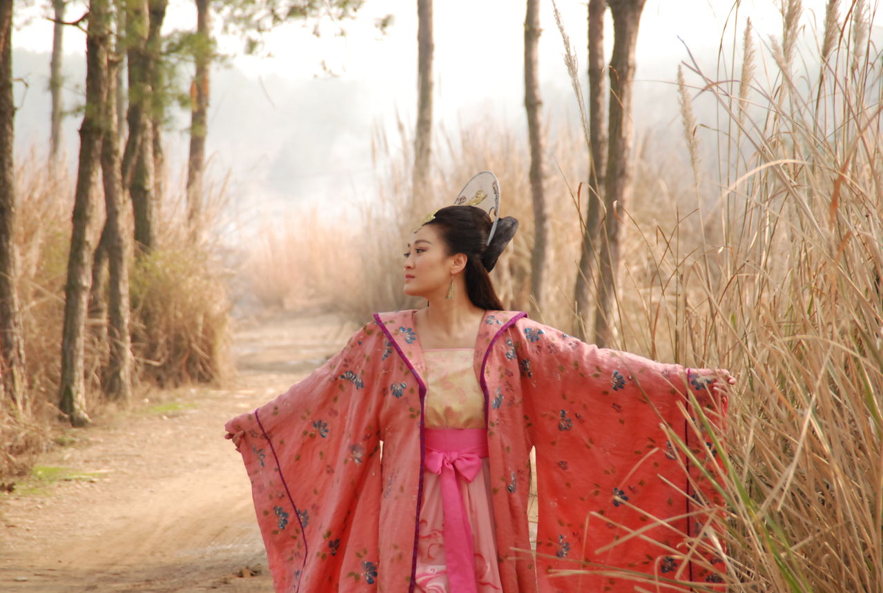 出生于陕西省,毕业于北京广播学院2000届表演本科,中国内地女演员