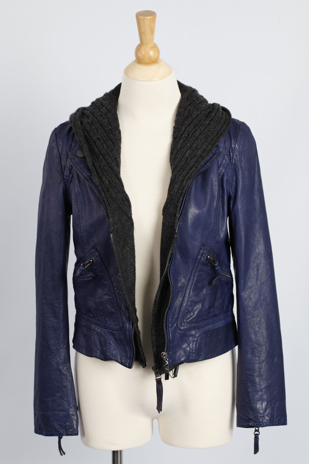 加工成的皮革做成的 a target="_blank" href="/item/衣服/16558952"