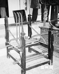 id="gn2lmuwyhc">陈设椅轿,旧时丧葬执事,也就是死者灵魂的乘坐的轿子