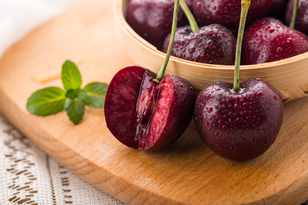  p>车厘子,音译自英语单词 b>cherries /b>(即樱桃),特指产于 a