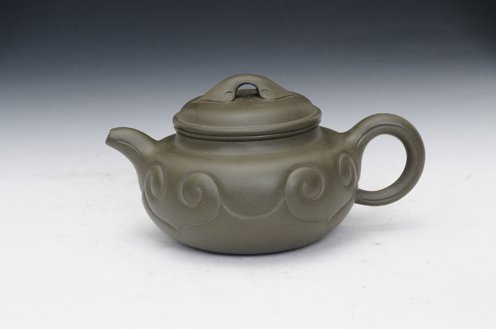  p>范丽静,国家工艺美术师,优秀青年陶艺家,范家壶庄成员,龙德堂艺术