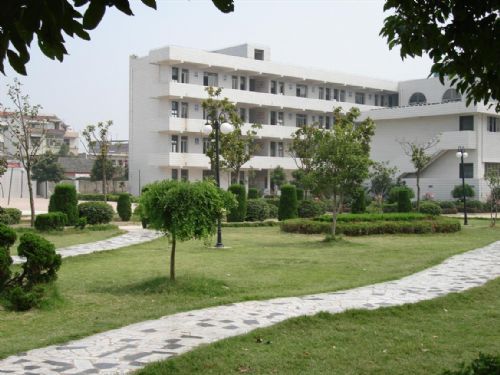  p>肥东县第二中学是安徽省示范高中,位于店埠镇龙泉西路88号,创建于