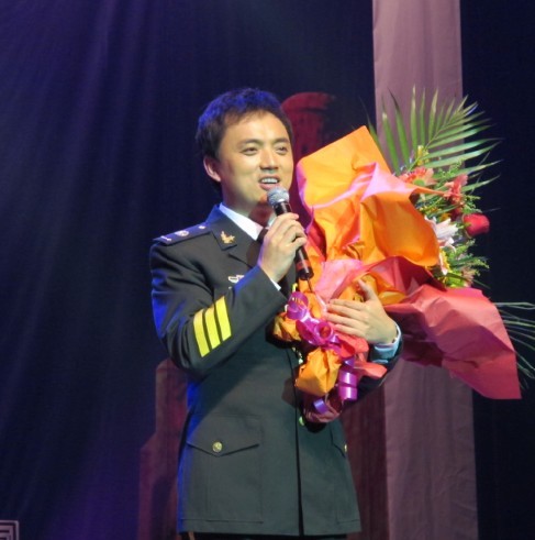 陈永峰,艺名咏峰,男,第二炮兵政治部歌舞团独唱演员,著名男高音歌唱家