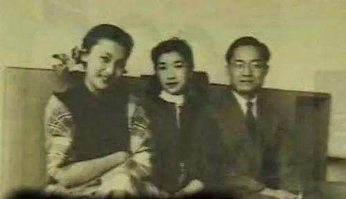 她陪金庸走过23年，却不敌23岁小三，晚境凄凉病死医院无人收殓_百科TA说