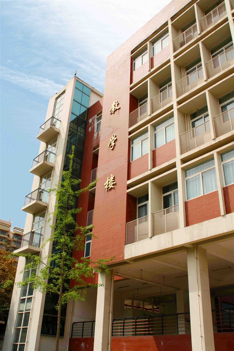  p>重庆市第一中学简称重庆一中,是重庆市首批重点中学.