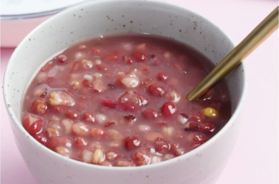  p>红米薏仁粥是一道营养丰富的粥食. /p>