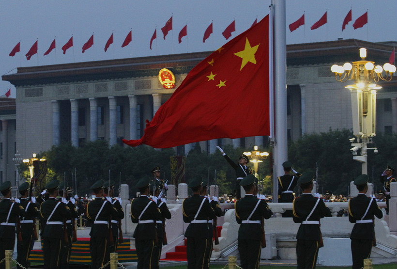 中华人民共和国国旗的设计者是曾联松,旗面为红色,长方形,其长与高为