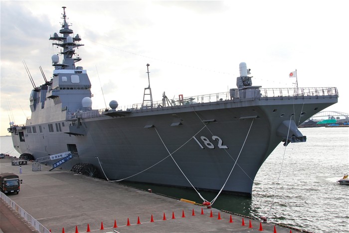 2009年8月21日,在日本横滨的石川岛播磨重工造船厂,"伊势"号举行命名