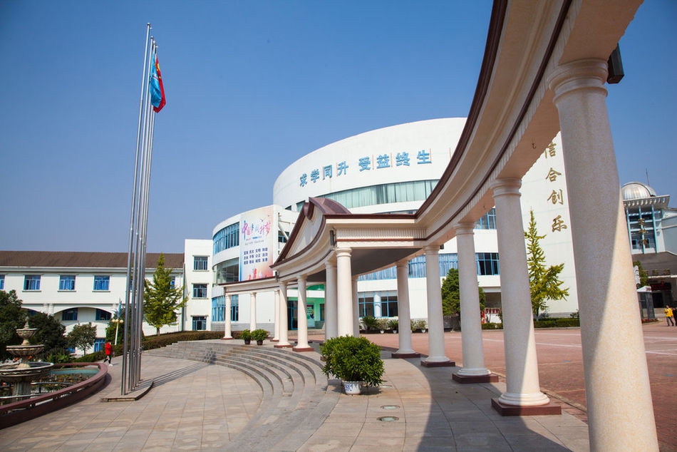  p>湖南长沙同升湖实验学校是一所十五年一贯高级全日制寄宿学校,地