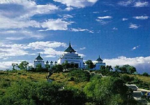 p>罕山公园位于乌兰浩特市城区北侧罕山上,初建于1980年,原名北山公园