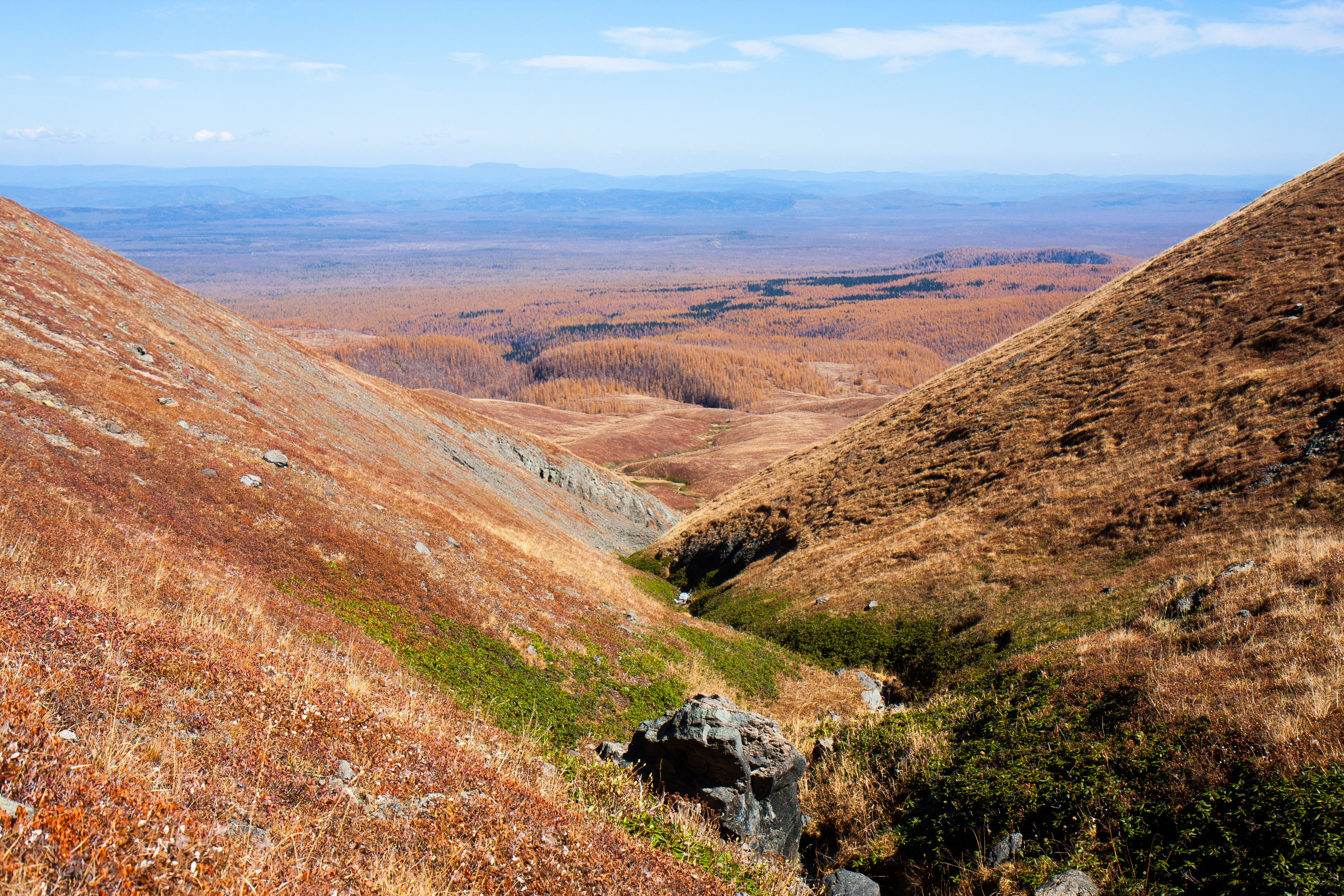  p>长白山脉主峰位于吉林省白山市长白朝鲜族自治县,是 a target="